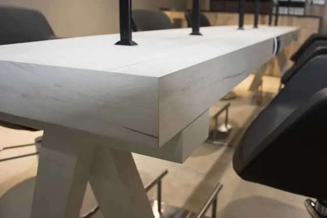 Detalle de mesa de trabajo lacada en la peluquería