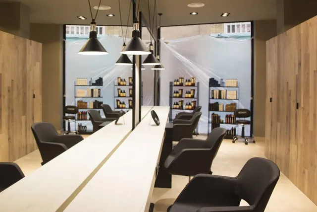 Tocador lacado en blanco con sillones de trabajo
