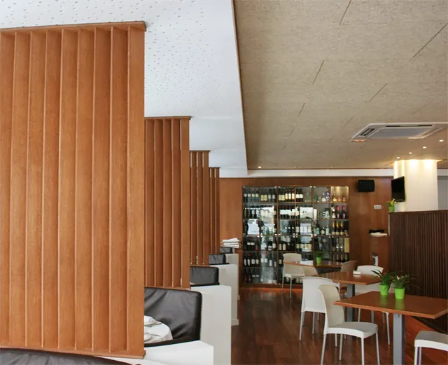 Celosía de madera teñida en cerezo en el comedor del gastrobar
