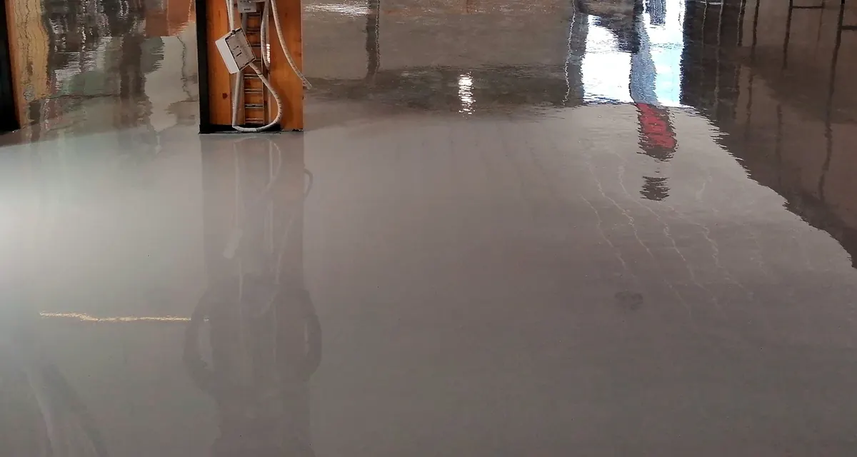Pavimento continuo de resina con acabado brillante en un local