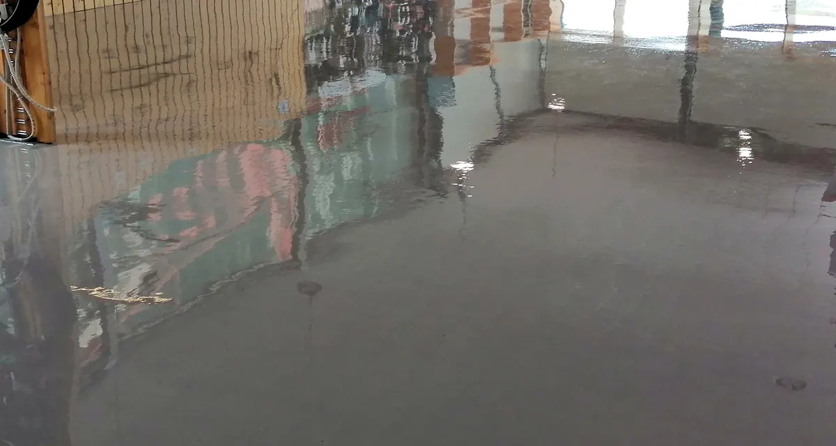 Reflejos sobre el pavimento de resina terminado