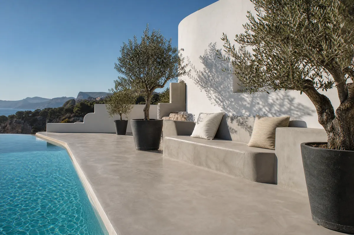 Terraza y piscina en microcemento