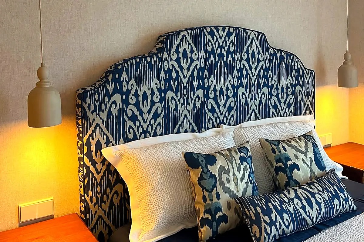 Dormitorio con cabecero de papel pintado