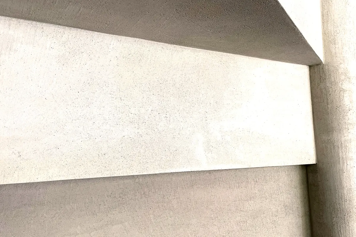 Detalle de peldaños de microcemento con aristas trabajadas a mano